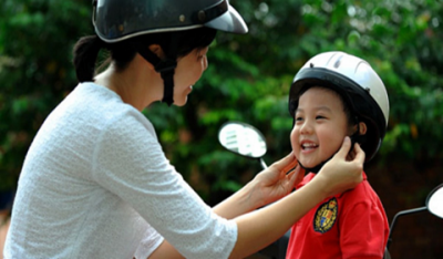 phụ huynh chở bé đi học