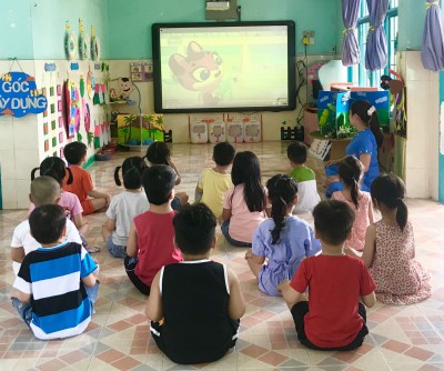 Cô và trò trường Mầm non Tuổi Ngọc thực hiện chương trình "Tôi yêu Việt Nam"