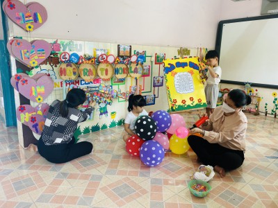 Hoạt động chuẩn bị hội trại của cô và trò khối Lá