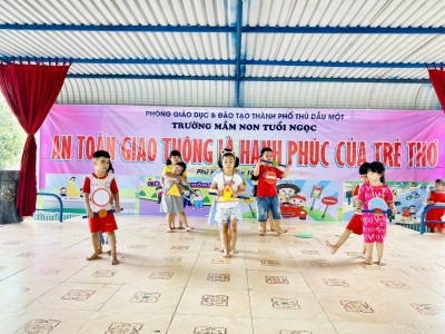 Hoạt động chuẩn bị hội thi "An toàn giao thông là hạnh phúc của trẻ thơ" năm học 2021-2022
