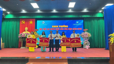 Trường Mầm non Tuổi Ngọc được tặng cờ thi đua “Hoàn thành xuất sắc nhiệm vụ dẫn dầu phong trào thi đua khối trường học”