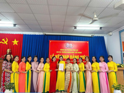 CHI BỘ TRƯỜNG MẦM NON TUỔI NGỌC TỔ CHỨC LỄ KẾT NẠP ĐẢNG VIÊN MỚI