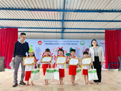 RUNG CHUÔNG VÀNG TIẾNG ANH - GIÁNG SINH RỘN RÀNG CÙNG CÁC BÉ KHỐI LÁ