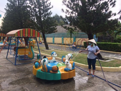 Công tác vệ sinh chuẩn bị đón học sinh trở lại