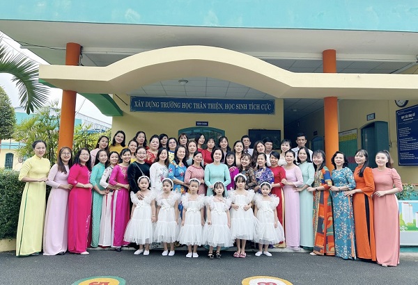 Đội ngũ cán bộ giáo viên, nhân viên