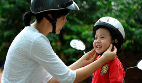 phụ huynh chở bé đi học