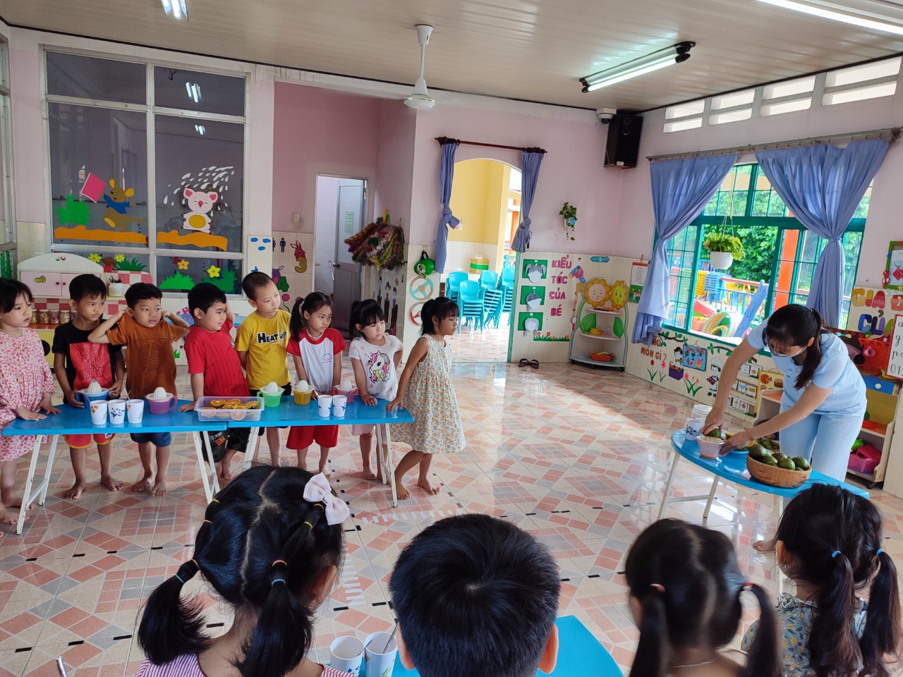 Bé thực hành “ Vắt nước cam”