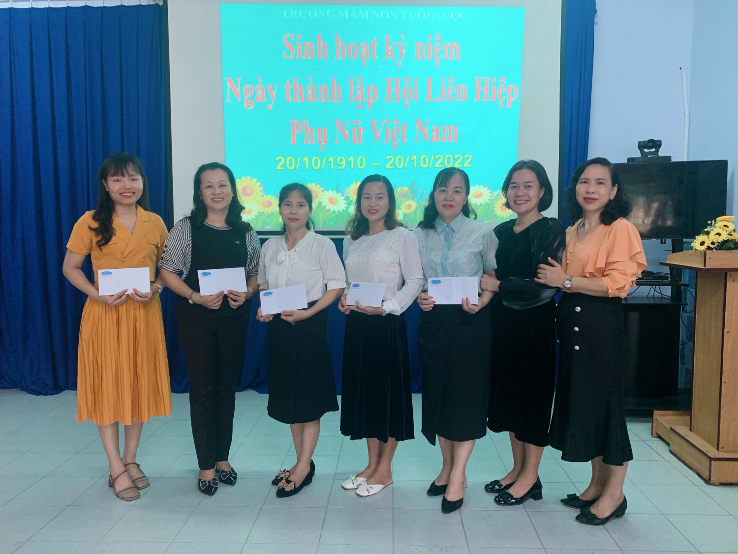 Công đoàn cơ sở trường Mầm non Tuổi Ngọc tổ chức họp mặt Kỷ niệm 92 năm ngày "Hội Liên Hiệp Phụ Nữ Việt Nam 20/10" và tặng quà cho CĐV.
