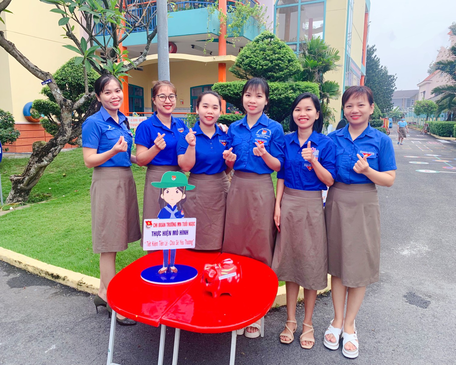 Chi đoàn trường Mầm non Tuổi Ngọc phát động mô hình "Tiết kiệm tiền lẻ - Chia sẻ yêu thương" thực hiện công trình thanh niên trong tháng 03/2023