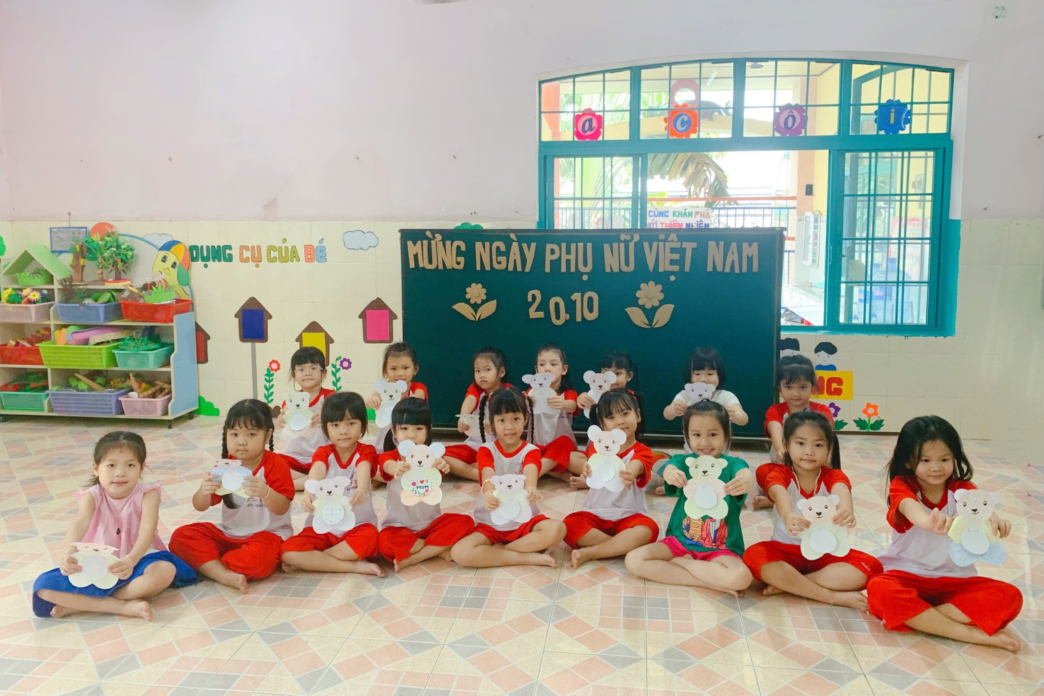 Các con trường Mầm non Tuổi Ngọc chào mừng ngày phụ nữ Việt Nam 20/10