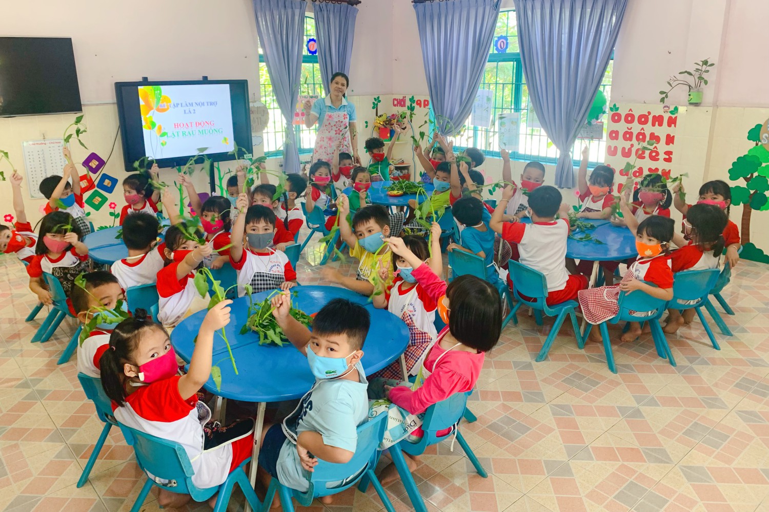 Bé tập làm nội trợ "Nhặt rau muống"