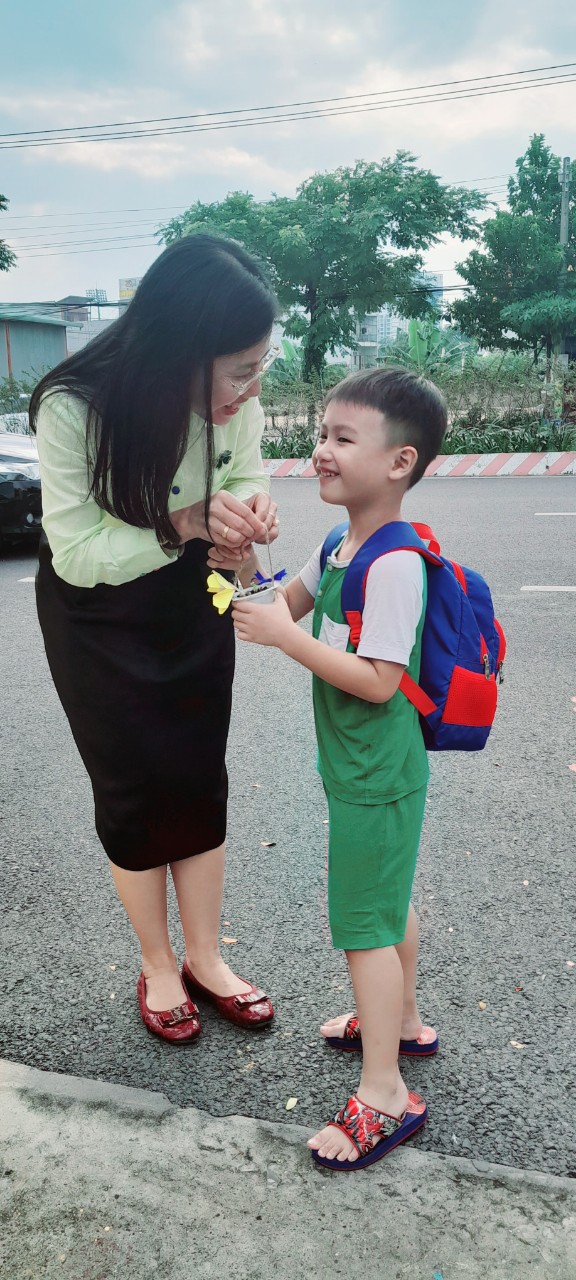 Bé tặng hoa cho mẹ nhân ngày 20/11