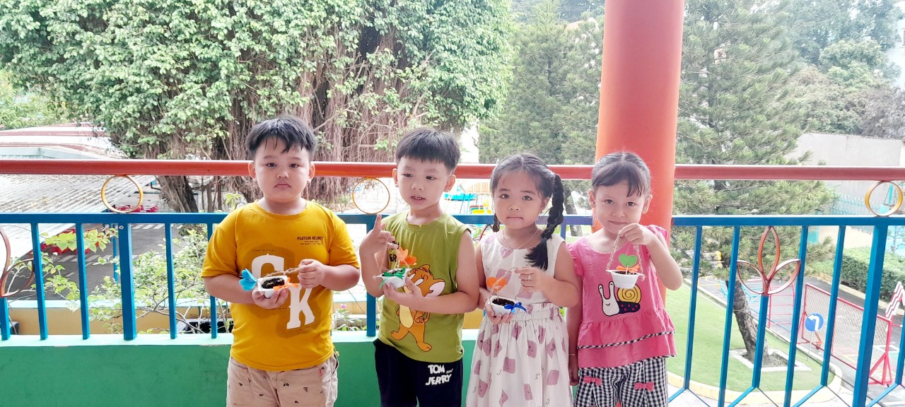 Món quà  tặng mẹ ngày 20/10 của các con khối Lá