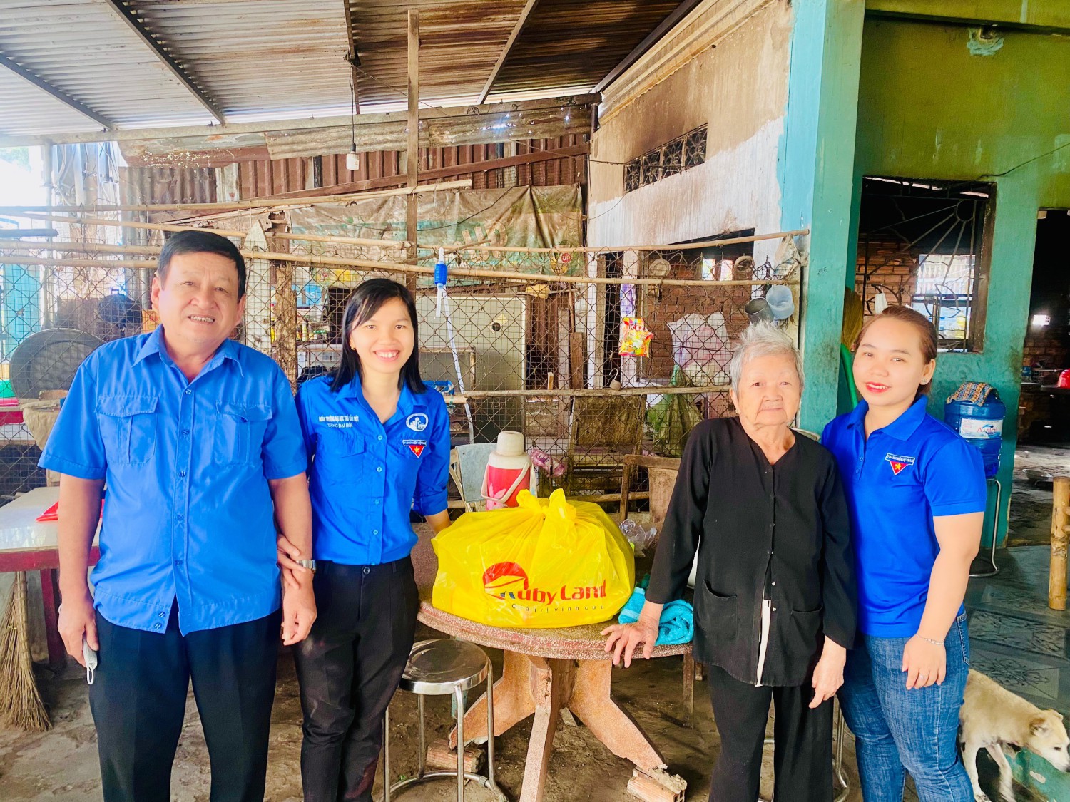 Chi đoàn trường mầm non Tuổi Ngọc phối hợp trao quà tết cho gia đình có hoàn cảnh khó khăn trên địa bàn phường.