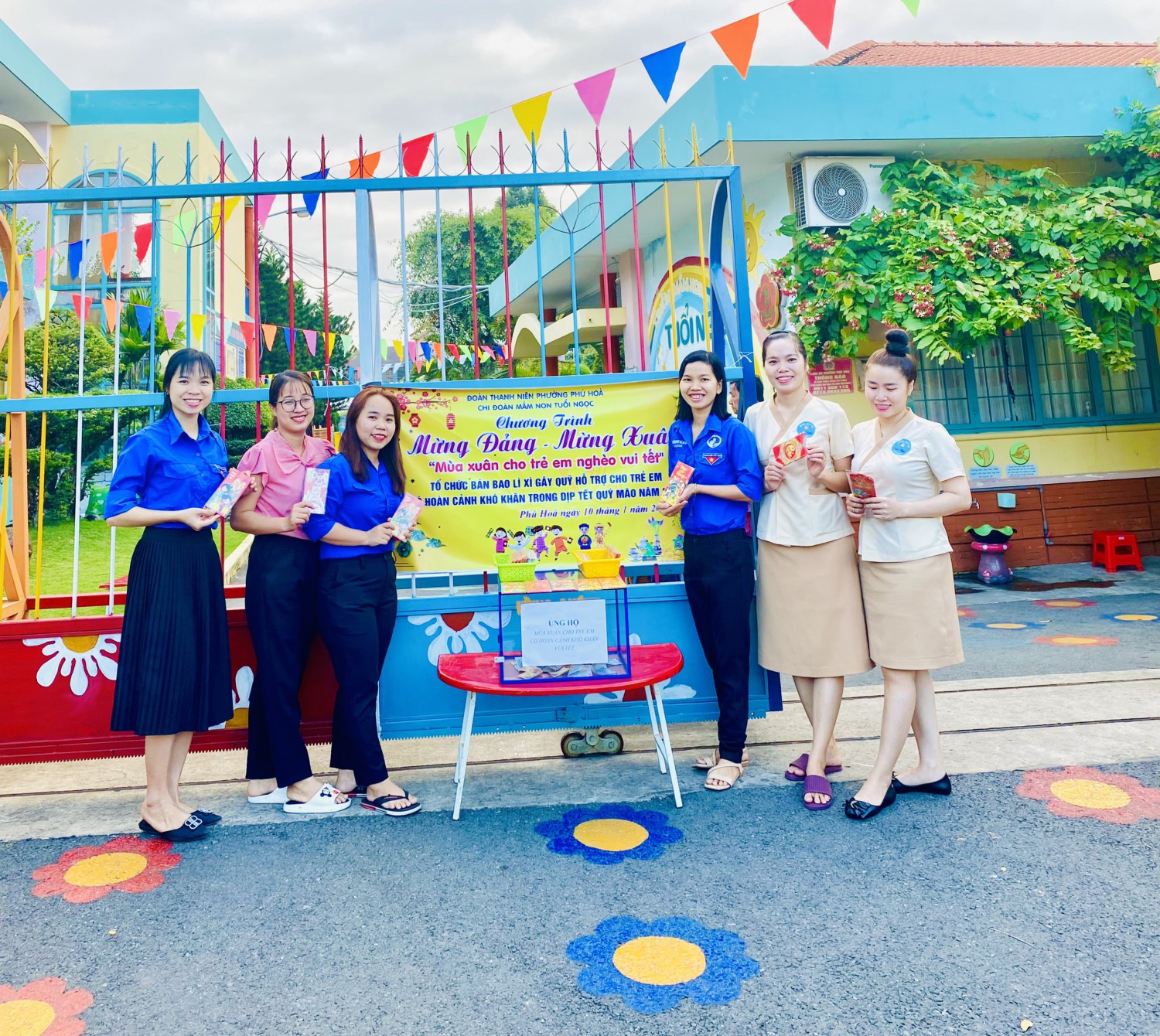 Chi đoàn trường Mầm non Tuổi Ngọc tổ chức bán bao lì xì gây quỹ cho trẻ em có hoàn cảnh khó khăn ăn tết