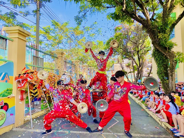 Trống lân giữa sân trường Tuổi Ngọc
