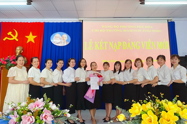 Chi bộ Trường Mầm non Tuổi Ngọc kết nạp Đảng viên mới