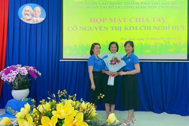 Họp mặt chia tay nhân viên về hưu