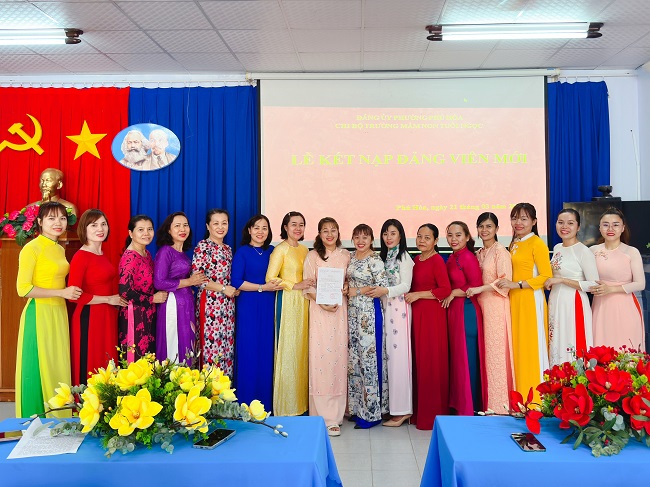 CHI BỘ TRƯỜNG MẦM NON TUỒI NGỌC  KẾT NẠP ĐẢNG VIÊN MỚI