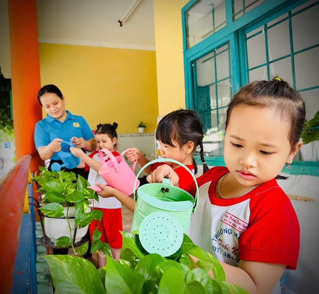 CÔNG ĐOÀN TRƯỜNG MẦM NON TUỔI NGỌC VỚI HOẠT ĐỘNG CHĂM SÓC CÂY XANH