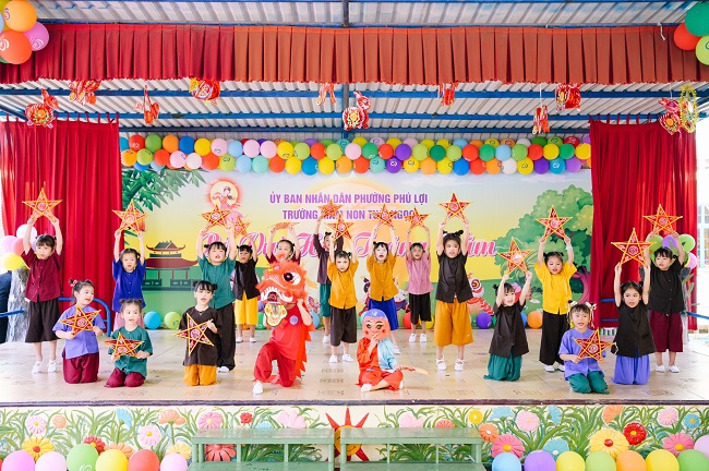 BÉ VUI HỘI TRĂNG RẰM 2025