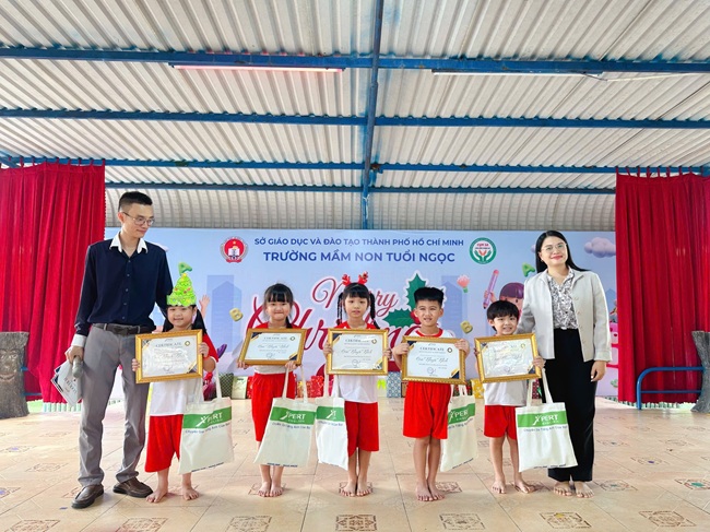 RUNG CHUÔNG VÀNG TIẾNG ANH - GIÁNG SINH RỘN RÀNG CÙNG CÁC BÉ KHỐI LÁ