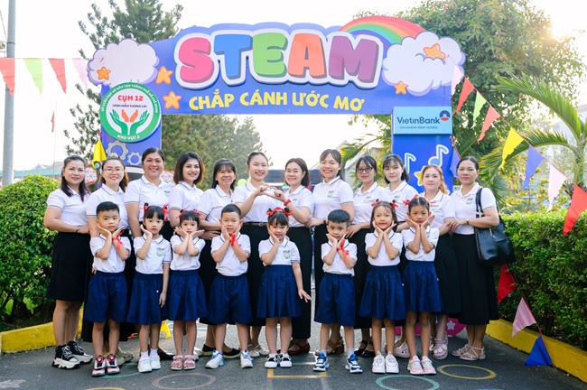 SINH HOẠT CHUYÊN MÔN CỤM 12 “NGÀY HỘI STEAM - CHẮP CÁNH ƯỚC MƠ”