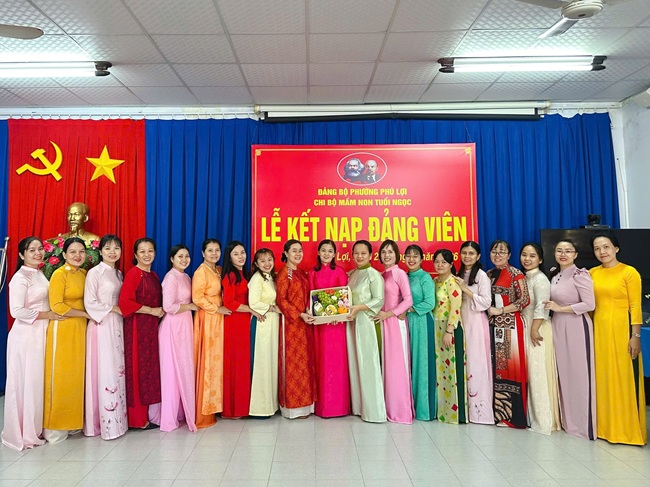 CHI BỘ TRƯỜNG MẦM NON TUỔI NGỌC TỔ CHỨC LỄ KẾT NẠP ĐẢNG VIÊN MỚI